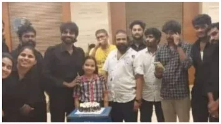 bharathi kannamma team cake cutting celebration with actor lingesh bharathi kannamma team cake cutting celebration with actor lingesh