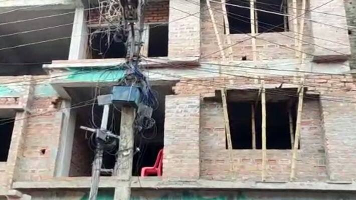 Madhyamgram Accident Mother and daughter fell from the fifth floor while looking at a new flat bsm Madhyamgram Accident Mother and daughter fell from the fifth floor while looking at a new flat bsm