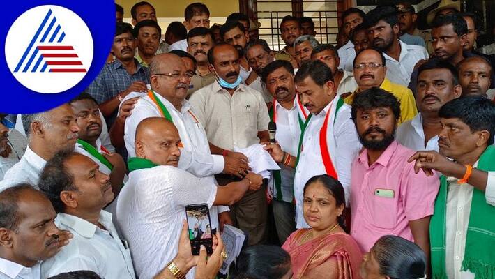 Protest against the misrule of municipal administrators led by ex mla balakrishna gvd Protest against the misrule of municipal administrators led by ex mla balakrishna gvd