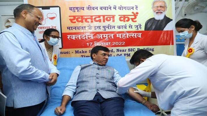 On PM Narendra Modi birthday over 1 lakh people donate blood set world record vva On PM Narendra Modi birthday over 1 lakh people donate blood set world record vva
