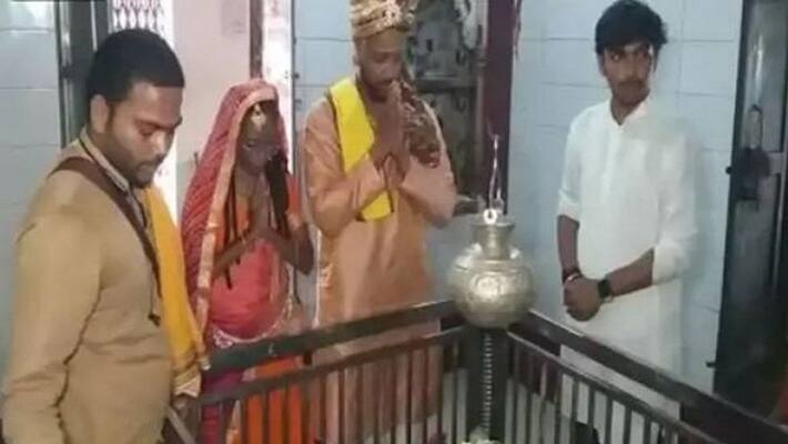 Jaunpur Muslim American couple who came visit India married Hindu customs took seven rounds historic temple Jaunpur Muslim American couple who came visit India married Hindu customs took seven rounds historic temple