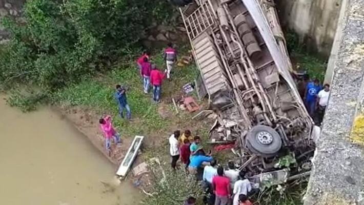 Bus Falls Off Bridge 7 dead so many injured in Jharkhand's Hazaribagh akb Bus Falls Off Bridge 7 dead so many injured in Jharkhand's Hazaribagh akb