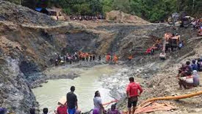 Landslide in Indonesia gold mine buries 20 workers Landslide in Indonesia gold mine buries 20 workers