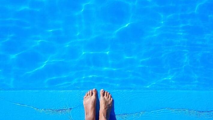 couple has sex in pool as people watches couple has sex in pool as people watches