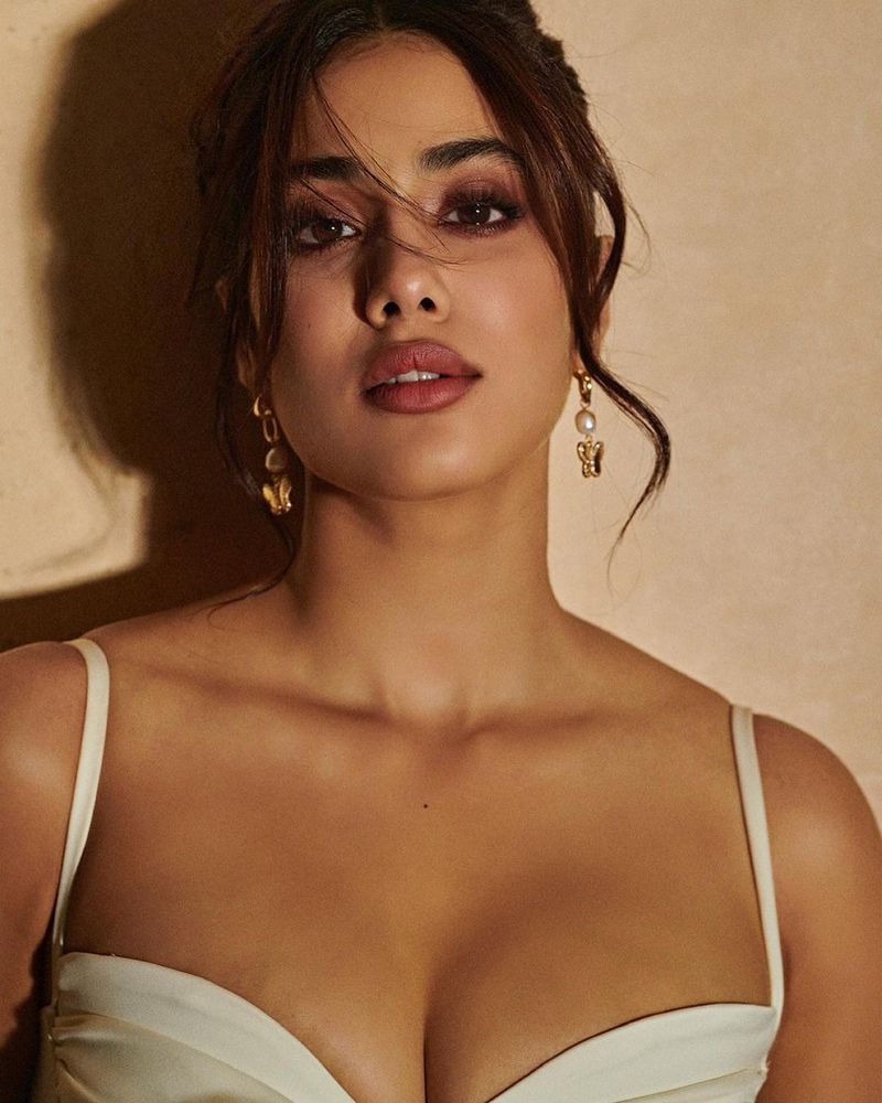 HOT & SEXY pictures: Janhvi Kapoor shows off her busty-cleavage in short  white bodycon dress