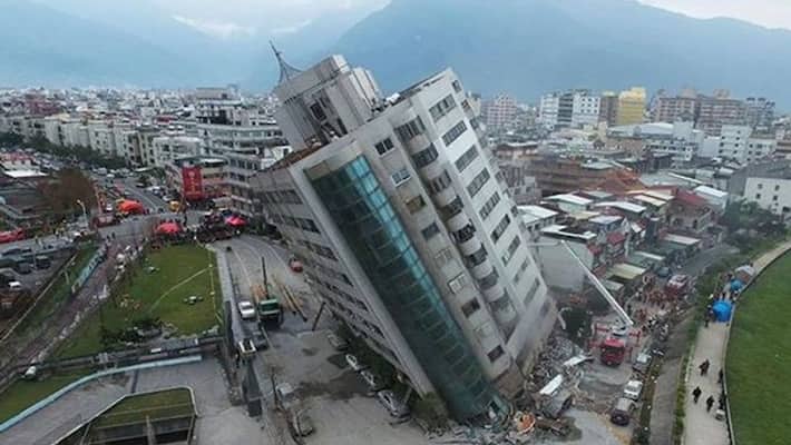 Taiwan Earthquake See in the video how the train and multi-storey swayed bsm Taiwan Earthquake See in the video how the train and multi-storey swayed bsm