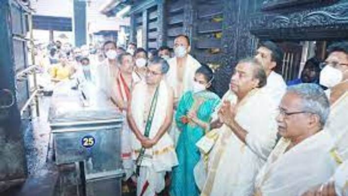 Mukesh Ambani visited Guruvayur temple with Anant Ambani and future daughter in law Radhika merchant Mukesh Ambani visited Guruvayur temple with Anant Ambani and future daughter in law Radhika merchant