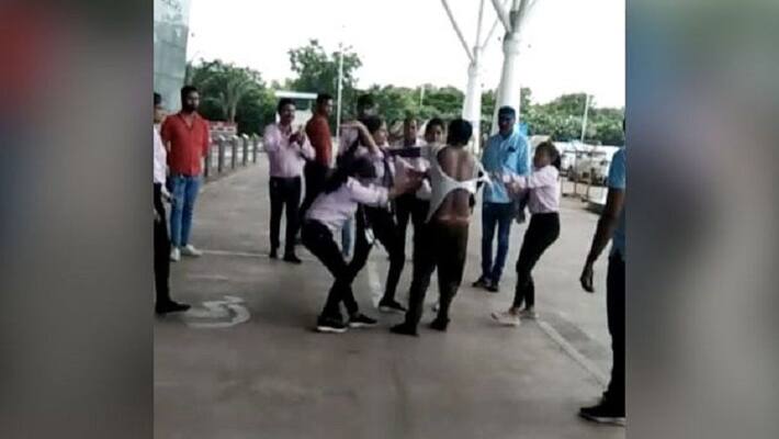Raipur : Women mercilessly hit the auto taxi driver in front of the airport.. Viral video Raipur : Women mercilessly hit the auto taxi driver in front of the airport.. Viral video