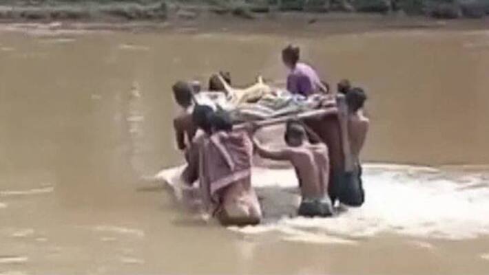 Snake Bite Woman Carried On Cot Across Deep Water to reach hospital in Chhattisgarh Snake Bite Woman Carried On Cot Across Deep Water to reach hospital in Chhattisgarh