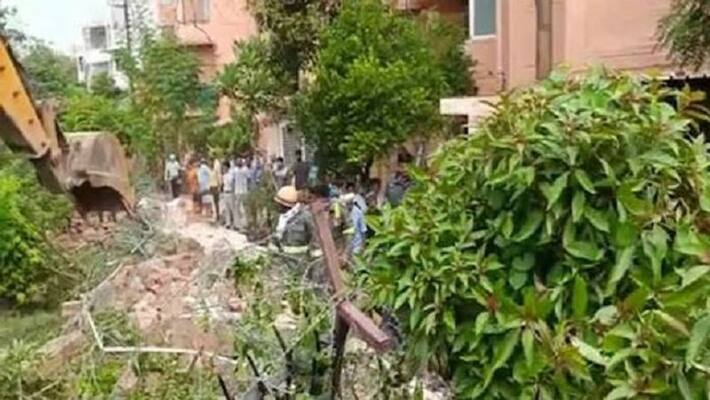 Apartment Building Boundary wall collapse in UP's Noida 4 labourers dead, many injured akb Apartment Building Boundary wall collapse in UP's Noida 4 labourers dead, many injured akb