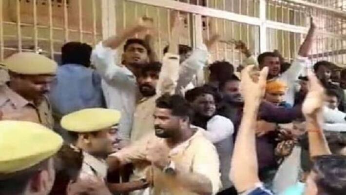 Agitation broke out Allahabad Central University over fee hike girl students tried commit self immolation Agitation broke out Allahabad Central University over fee hike girl students tried commit self immolation