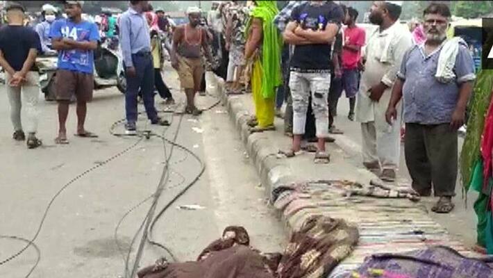 An unknown speeding truck mowed down 4 people who were sleeping on the road divider, accident DTC Depot Redlight in Seemapuri kpa An unknown speeding truck mowed down 4 people who were sleeping on the road divider, accident DTC Depot Redlight in Seemapuri kpa
