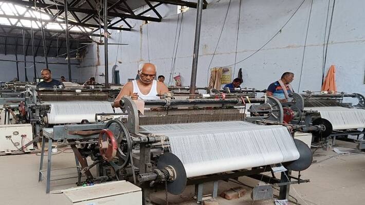 Modi Yogi government changed the fortunes of weavers with financial strength Khadi clothes are getting a new platform Modi Yogi government changed the fortunes of weavers with financial strength Khadi clothes are getting a new platform