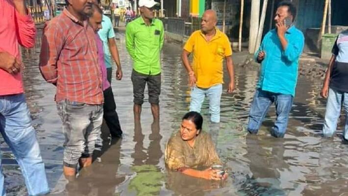 Mahagama Assembly congress mla Deepika Pandey Singh sitting in the dirty water in video viral jharkhand kpr Mahagama Assembly congress mla Deepika Pandey Singh sitting in the dirty water in video viral jharkhand kpr