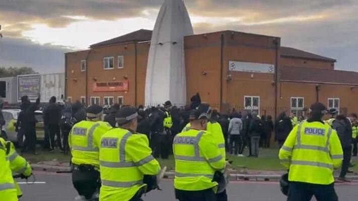 200 strong mob protests outside hindu temple in englands smethwick allahu akbar chants heard 200 strong mob protests outside hindu temple in englands smethwick allahu akbar chants heard