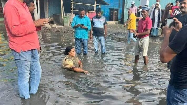 Deepika Pandey Singh: Woman MLA bathes in muddy water on the road Because..? Viral video Deepika Pandey Singh: Woman MLA bathes in muddy water on the road Because..? Viral video