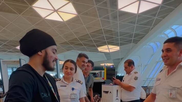 indian man kabir singh sings a song from aashiqui 2 movie in Azerbaijan international airport apa indian man kabir singh sings a song from aashiqui 2 movie in Azerbaijan international airport apa