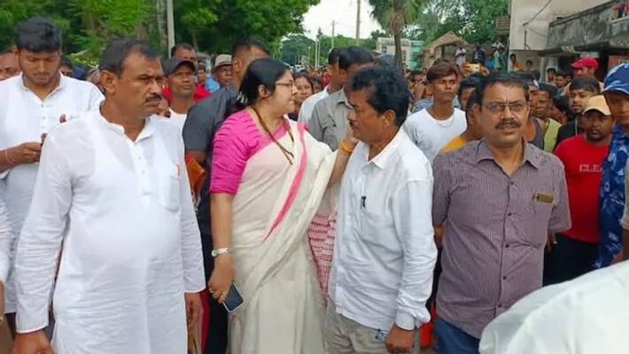 Locket Chatterjee barred from entering village, expressed anger against TMC and police bpsb Locket Chatterjee barred from entering village, expressed anger against TMC and police bpsb