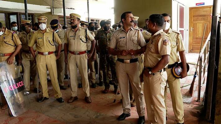 four police officers suspended for attacking advocate in kollam four police officers suspended for attacking advocate in kollam