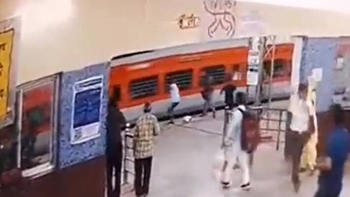 Jaipur news man fell on railway track then train passed over but survived alive watch video kpr Jaipur news man fell on railway track then train passed over but survived alive watch video kpr