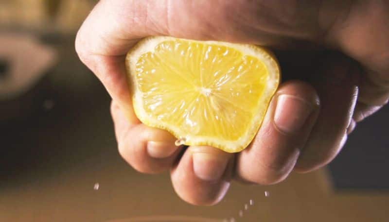 Squeezing Lemon Juice On Hot Food May Harm Human Body Says Experts