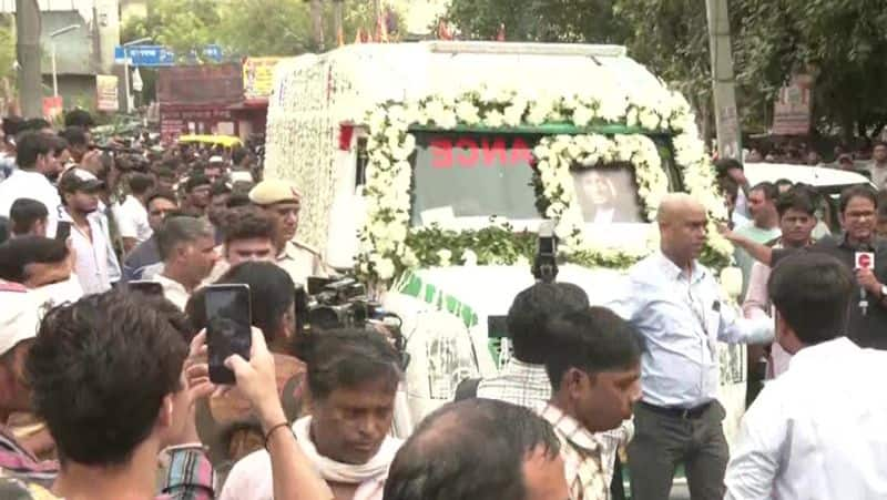 raju srivastava cremation last rites celebs pay tribute family get emotional KPJ