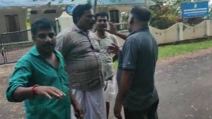 Student and police and forest officers attacked in Thiruvananthapuram by drunkards Student and police and forest officers attacked in Thiruvananthapuram by drunkards