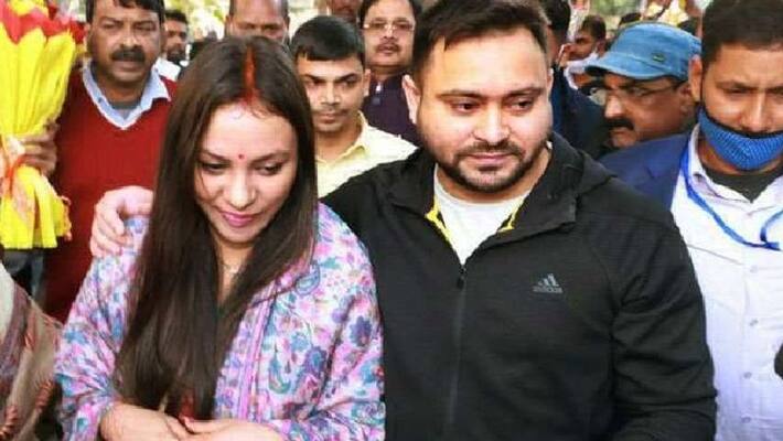lalu yadav son tejashwi yadav and Daughter in law rajshri yadav reach phulwaria gopalganj native village kpr lalu yadav son tejashwi yadav and Daughter in law rajshri yadav reach phulwaria gopalganj native village kpr