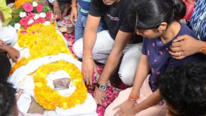 Raju Srivastava Daughter Antara Srivastava's These Photos From His Funeral Will Break Your Heart GGA Raju Srivastava Daughter Antara Srivastava's These Photos From His Funeral Will Break Your Heart GGA