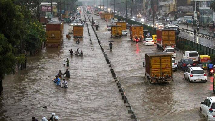 Rainfall : Incessant rains; Schools and offices are closed in the surrounding areas of Delhi Rainfall : Incessant rains; Schools and offices are closed in the surrounding areas of Delhi
