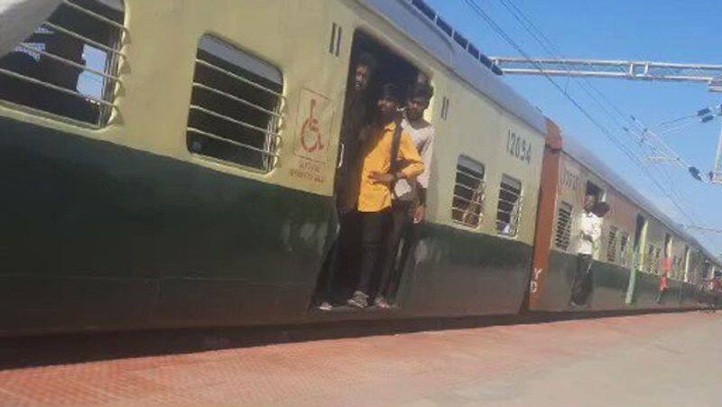 Chennai College students with terrible weapons in Train.. threatened passengers