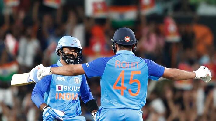 Wicket Keeper Batter Dinesh Karthik Finishes 2nd T20I against Australia In Style With Six And Four In Last Over kvn Wicket Keeper Batter Dinesh Karthik Finishes 2nd T20I against Australia In Style With Six And Four In Last Over kvn