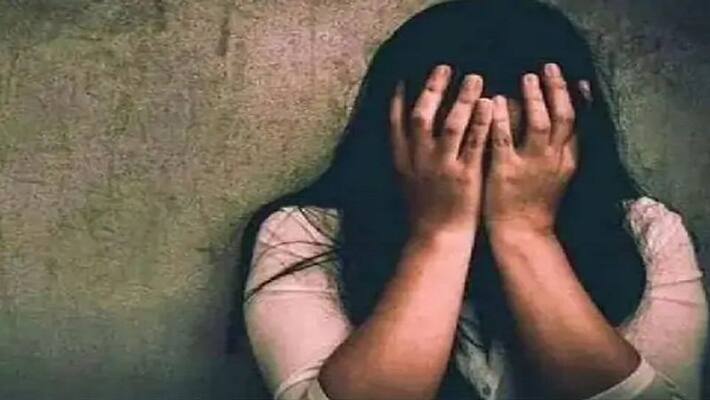 two mollywood heroines harassed during promotions of their new movie two mollywood heroines harassed during promotions of their new movie