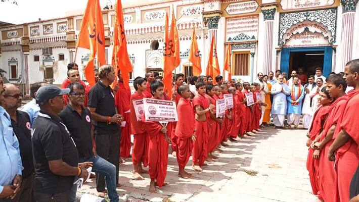 Students of Gurukul took out a huge rally demanding to declare Kashi as a meat liquor free zone Students of Gurukul took out a huge rally demanding to declare Kashi as a meat liquor free zone