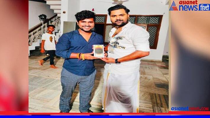 Bhojpuri star Samar Singh gave a iphone 14 pro max gift to his lyricist Yadav Raj rps Bhojpuri star Samar Singh gave a iphone 14 pro max gift to his lyricist Yadav Raj rps