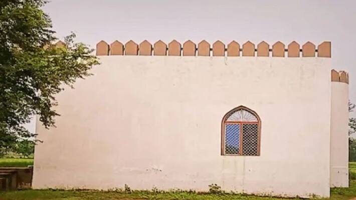 Aligarh mosque was built without permission of administration and then absconded after selling such case was disclosed Aligarh mosque was built without permission of administration and then absconded after selling such case was disclosed