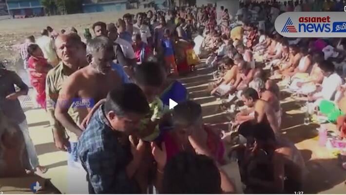 Mahalaya Amavasya - People worshiped their ancestors in Vaigai river Mahalaya Amavasya - People worshiped their ancestors in Vaigai river