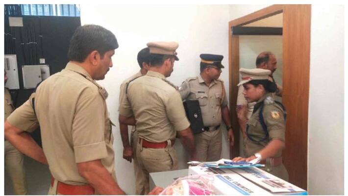 Police inspection at shops related to popular front in Kannur Police inspection at shops related to popular front in Kannur