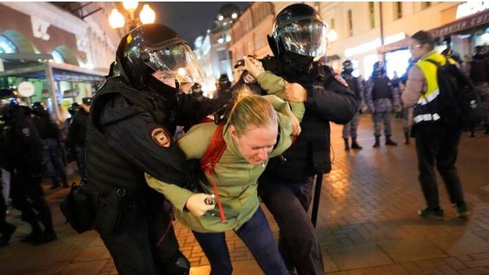 Hundreds arrested as Russian draft protests continue Hundreds arrested as Russian draft protests continue