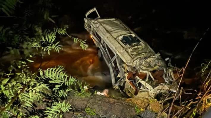 many tourists died as a tempo traveller fell into a gorge in Himachal Pradesh Kullu district kpa many tourists died as a tempo traveller fell into a gorge in Himachal Pradesh Kullu district kpa