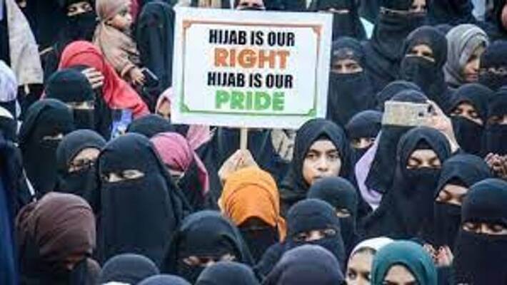 No entry into school for girl wearing hijab; Protests by Muslim communities in Kerala No entry into school for girl wearing hijab; Protests by Muslim communities in Kerala