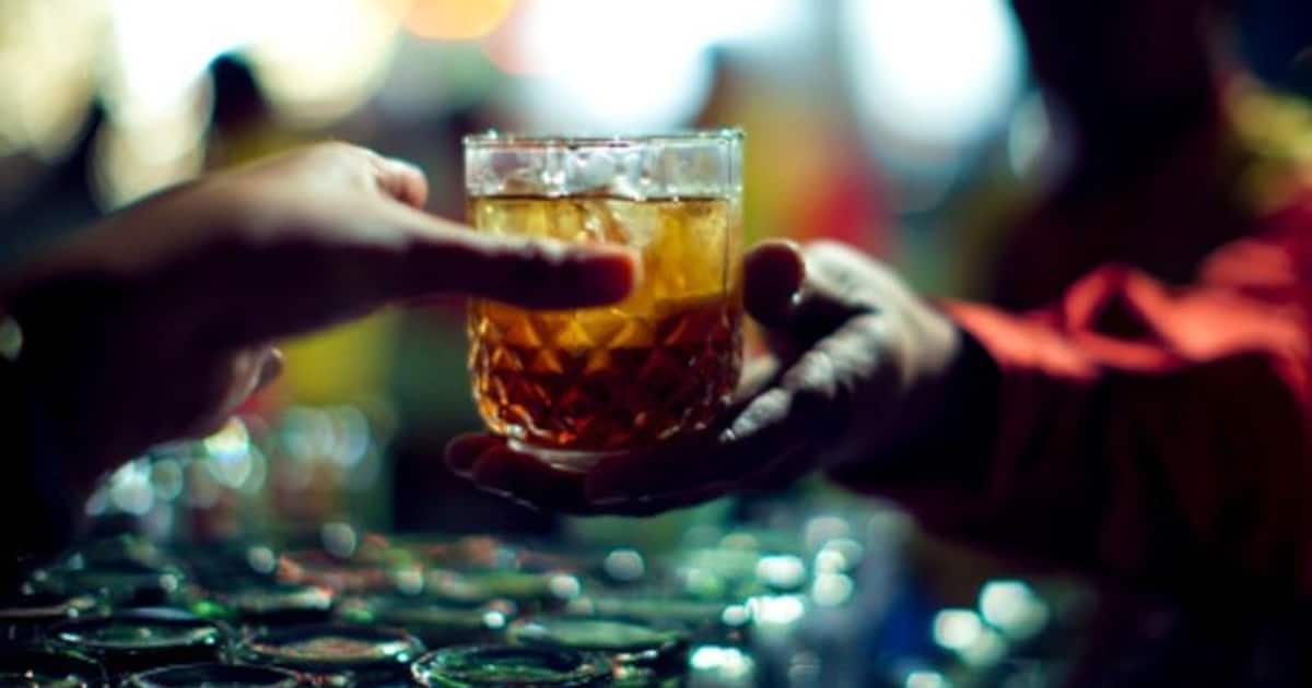 கூடுதல் போதைக்காக மதுவில் சானிடைசர் கலந்து குடித்த 2 பேர் துடிதுடித்து பலி..!