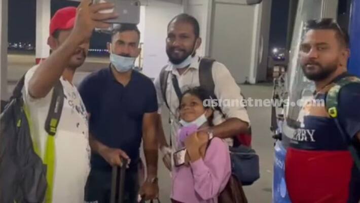 Watch video Dinesh Karthik arriving at trivandrum ahead of IND vs SA first T20 Watch video Dinesh Karthik arriving at trivandrum ahead of IND vs SA first T20