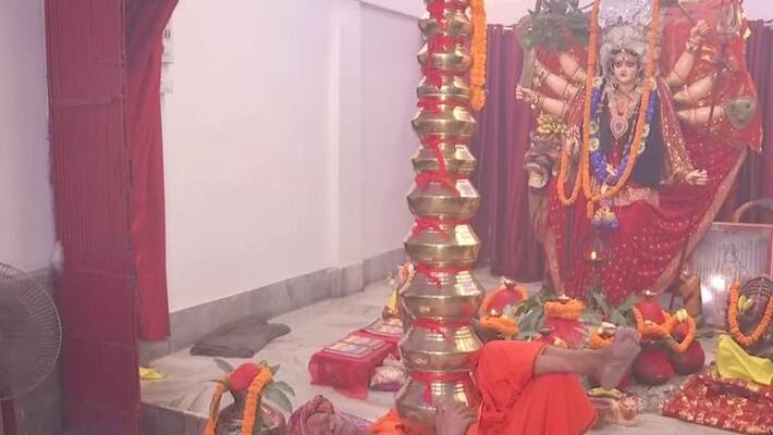 Durga puja 2022 devotee placed 21 kalash on the chest nageshwar baba Navaratri 2022 pwt Durga puja 2022 devotee placed 21 kalash on the chest nageshwar baba Navaratri 2022 pwt