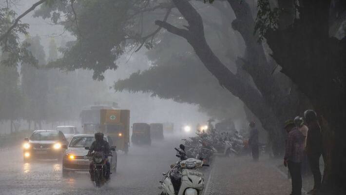 IMD predicts heavy rain, issues red alert in 13 Tamil Nadu districts; 6 NDRF teams deployed AJR IMD predicts heavy rain, issues red alert in 13 Tamil Nadu districts; 6 NDRF teams deployed AJR