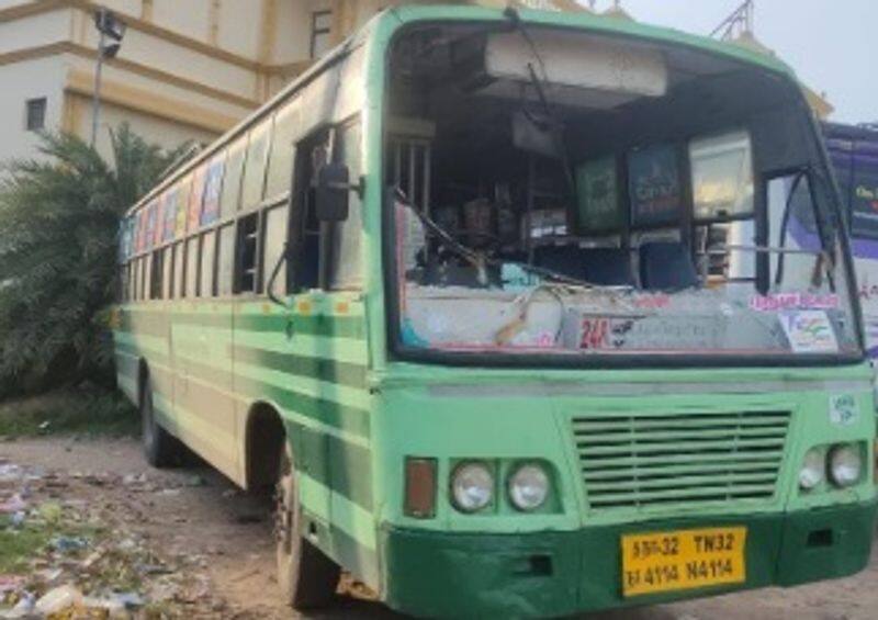 Hindu Munnani protests against DMK MP A.Raja in Puducherry; Attacked on Tamilnadu buses!!