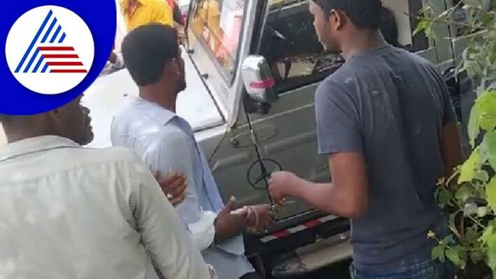 The villagers beat up the officials suspecting them to be child thieves vijayapur rav The villagers beat up the officials suspecting them to be child thieves vijayapur rav