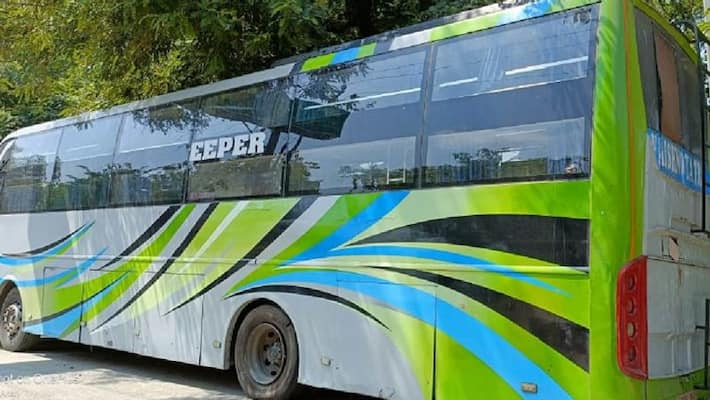 Kannauj Emergency window of a speeding bus suddenly opened two passengers fell on the expressway died Kannauj Emergency window of a speeding bus suddenly opened two passengers fell on the expressway died