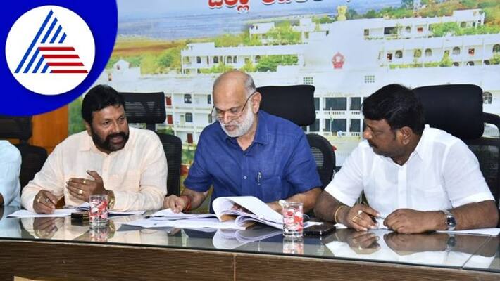 Agriculture Minister B C Patil visit Haveri Farmers protest place who ask various demands for fulfillment gow Agriculture Minister B C Patil visit Haveri Farmers protest place who ask various demands for fulfillment gow