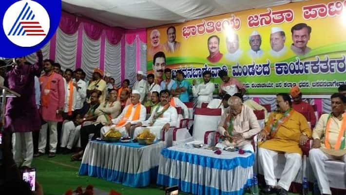 Altercation of BJP Supporters in front of Nalin Kumar Kateel at Basavana Bagewadi in Vijayapura grg Altercation of BJP Supporters in front of Nalin Kumar Kateel at Basavana Bagewadi in Vijayapura grg